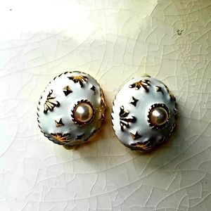 Vintage 80s white, gold, inset faux pearl clip on earrings!